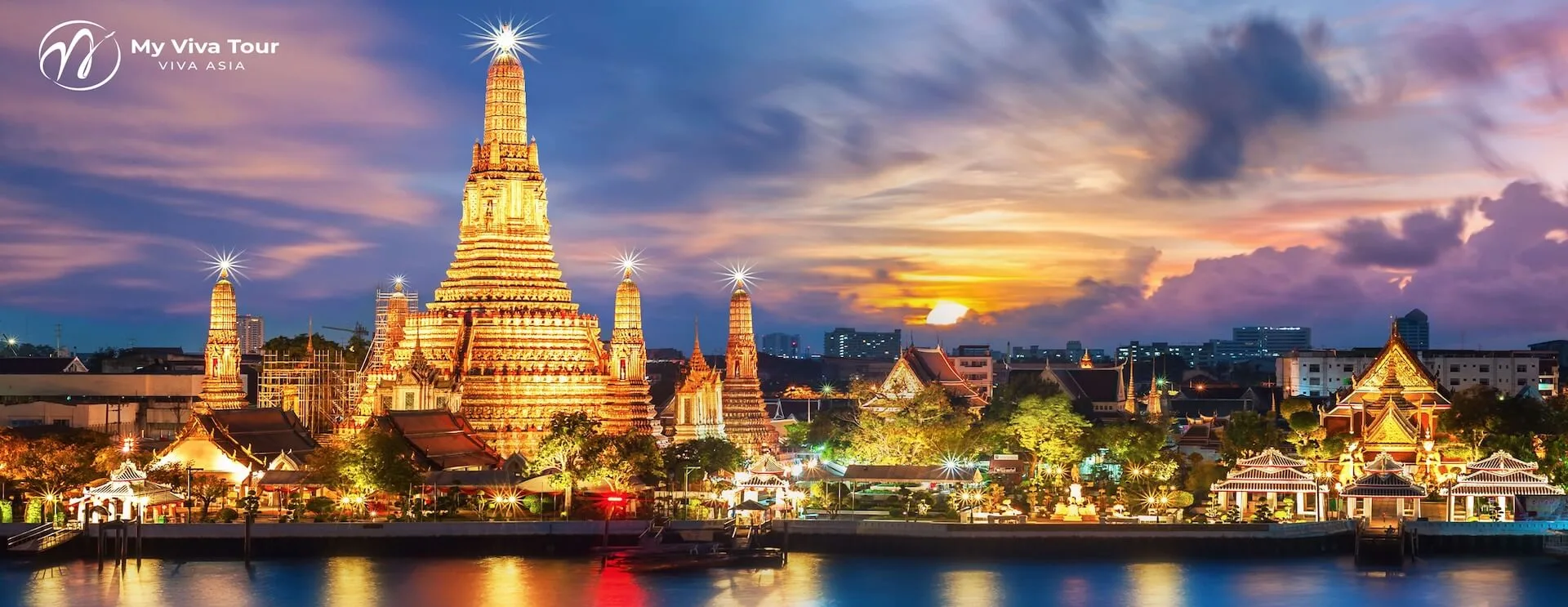 Wat Arun temple at sunset across the Chao Phraya River — Bangkok travel guide