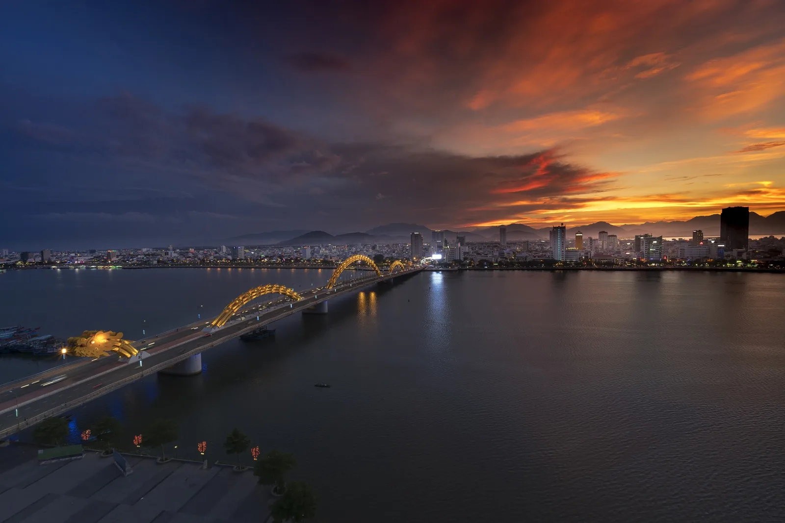 Da Nang Dragon Bridge over the Han River at sunset, Vietnam